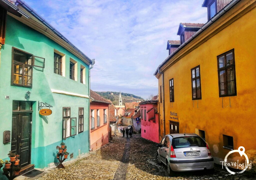 ルーマニア：石畳の道とカラフルな街