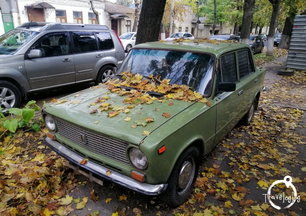 モルドバ：落ち葉に囲まれた古い車