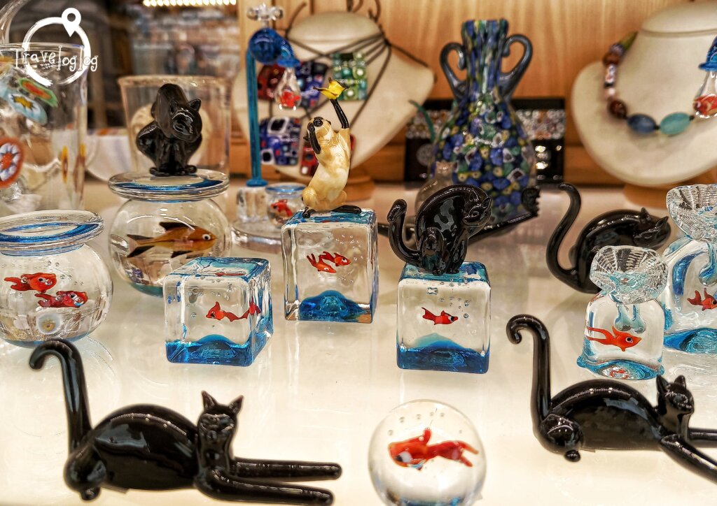 イタリア：ベネチア：ガラス工房の猫と金魚