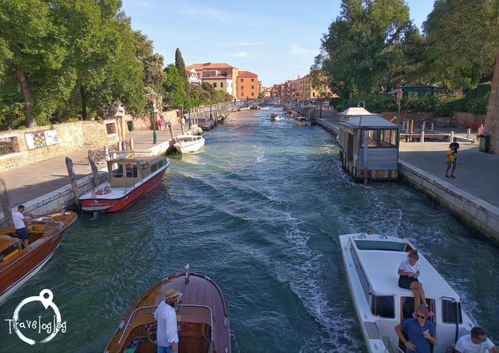 イタリア：ベネチア：ヴェネツィア：船でのすれ違い