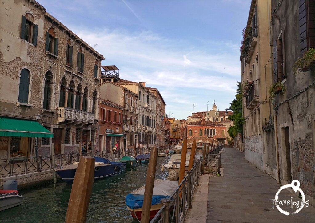 イタリア：ベネチア：ヴェネツィア：ボートの止まった道
