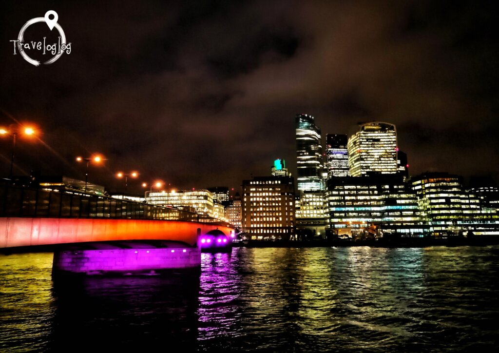 ロンドン：ライトアップした川岸の夜景