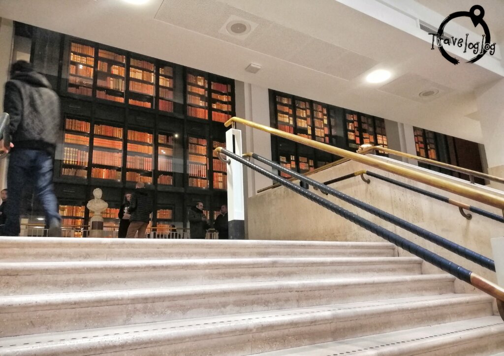 ロンドン：大英図書館の古書の塔２