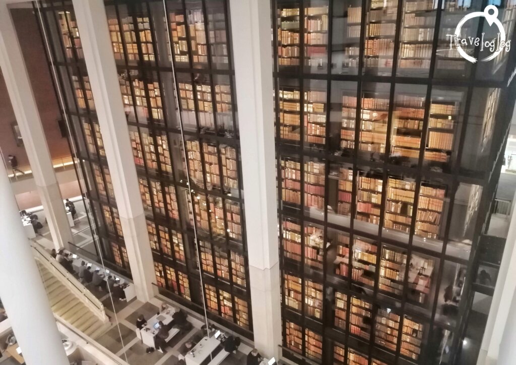 ロンドン：大英図書館の古書の塔