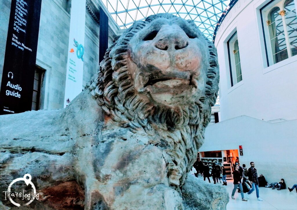 ロンドン：大英博物館：エントランスの獅子像