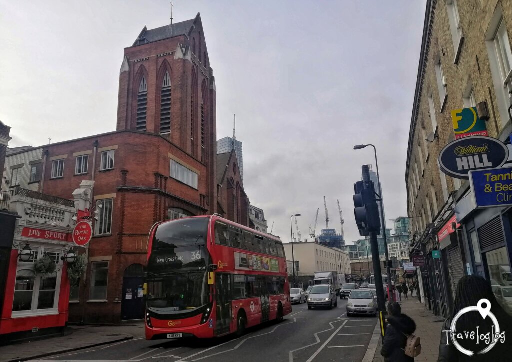 ロンドン：赤いバスと赤煉瓦の建物