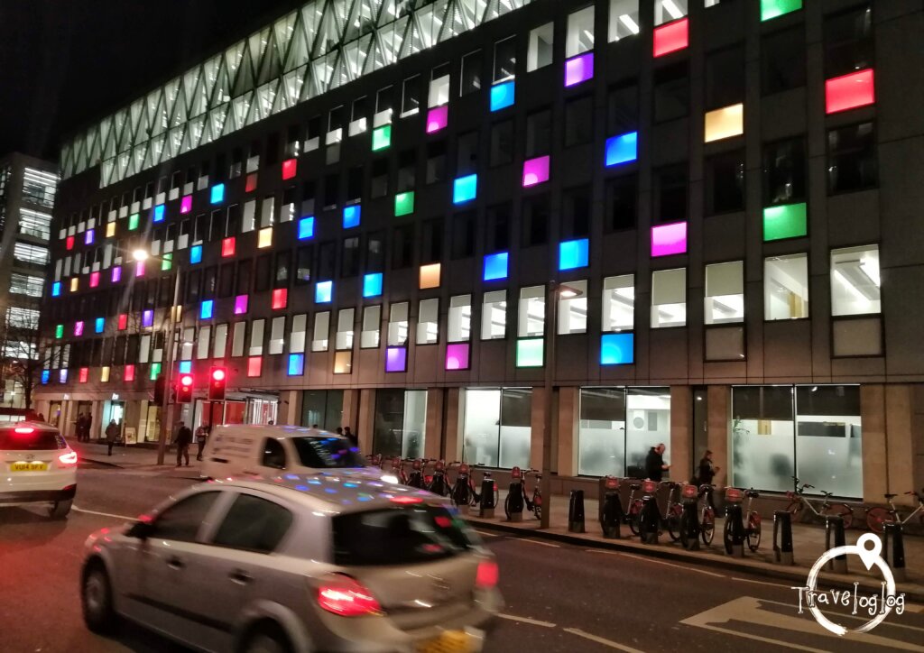 ロンドン：おしゃれなライトの建物