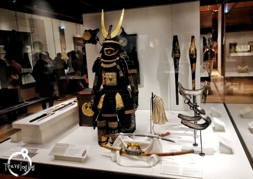 ロンドン：大英博物館：日本フロアの鎧兜と刀