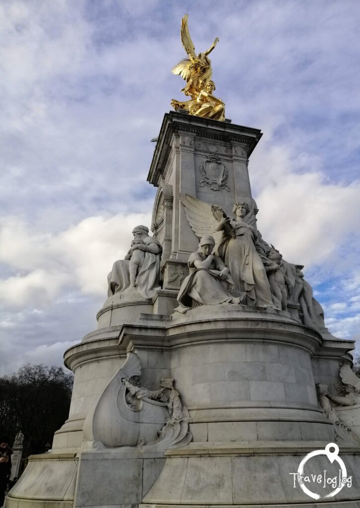 ロンドン：バッキンガム宮殿前の彫刻