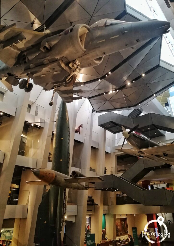ロンドン：帝国戦争博物館の展示：V2ロケットと飛行機