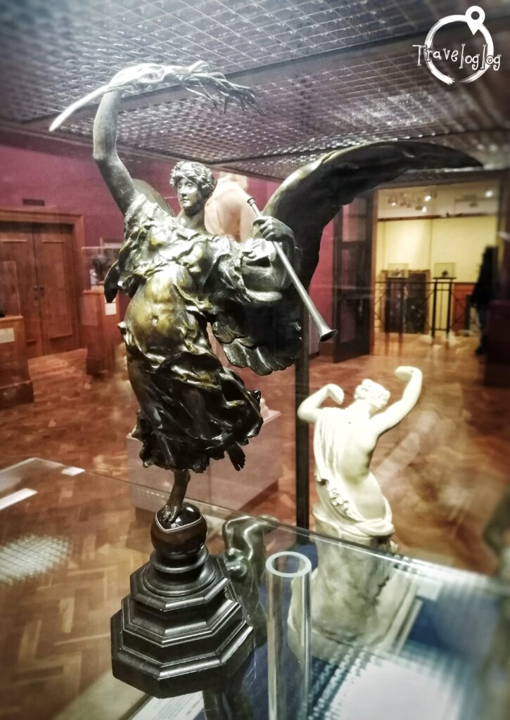ウェールズ博物館：博物館の天使像