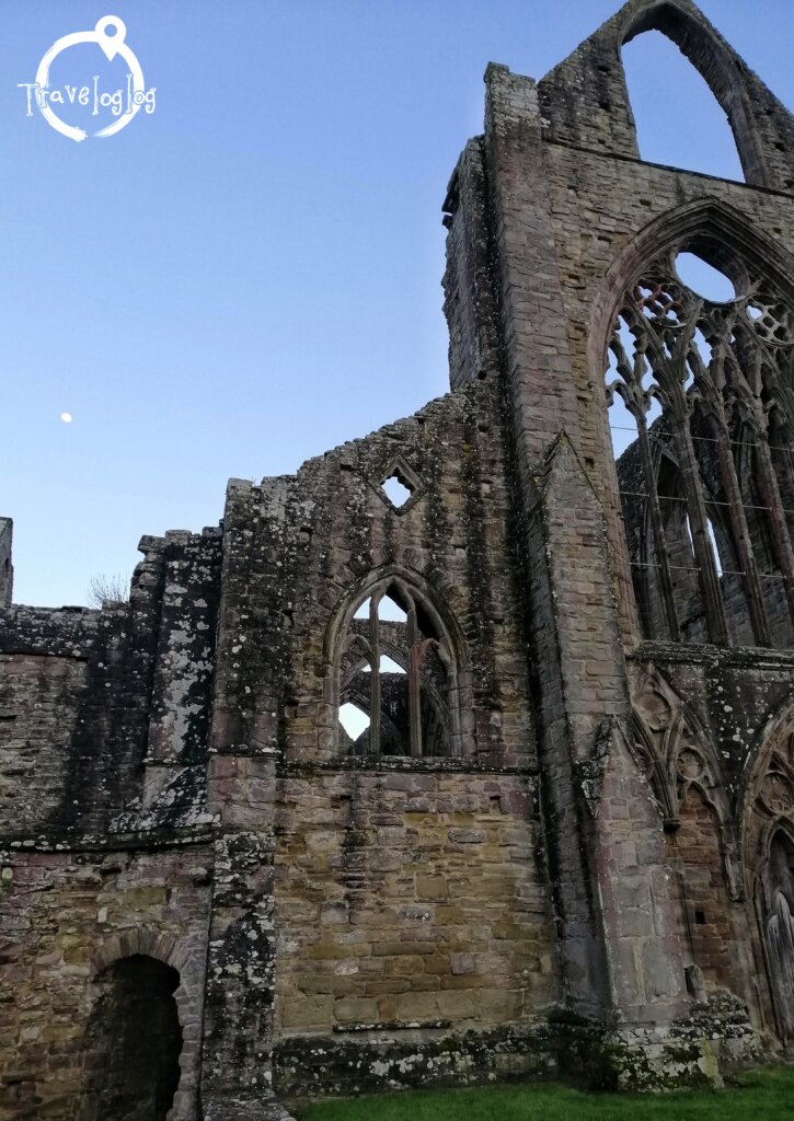 ウェールズ：廃教会と月