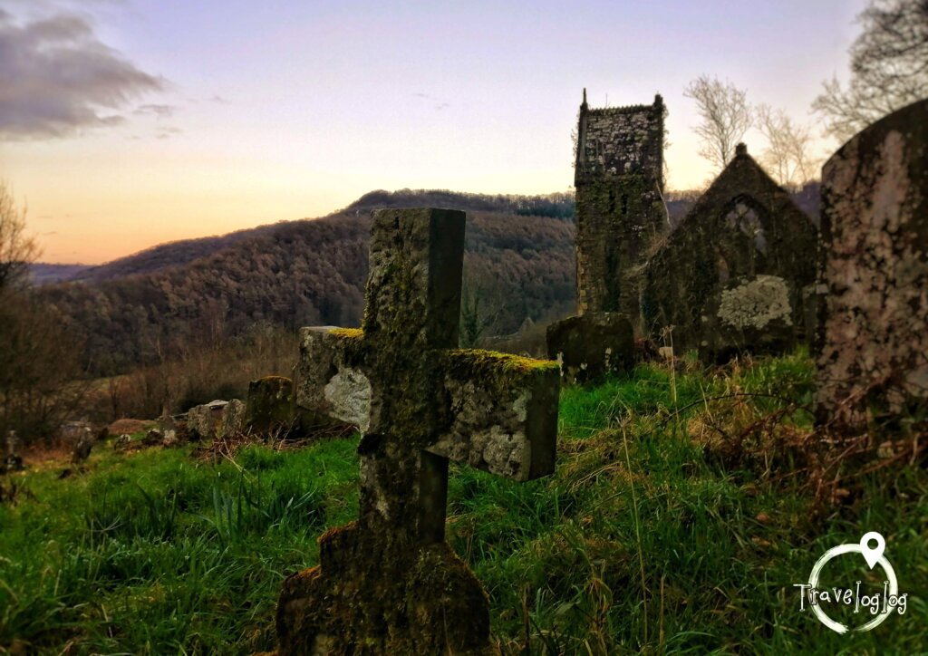 ウェールズ：夕方の廃教会と十字架