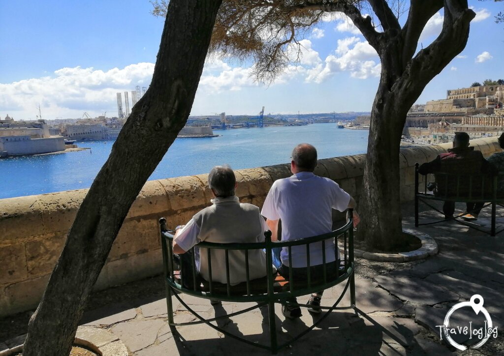 マルタ：海を見る老夫婦