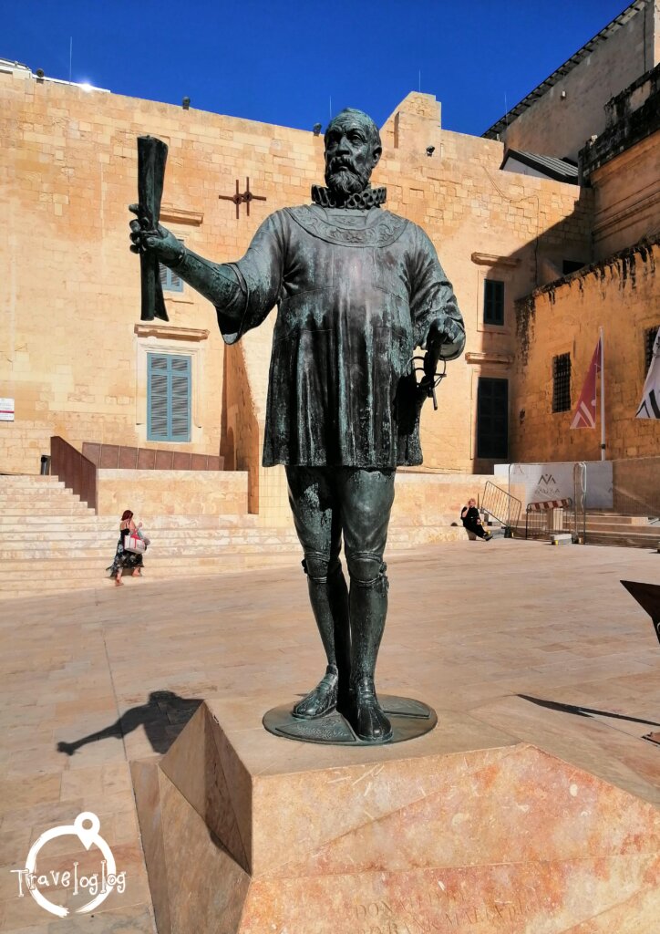 マルタ：騎士団長の銅像