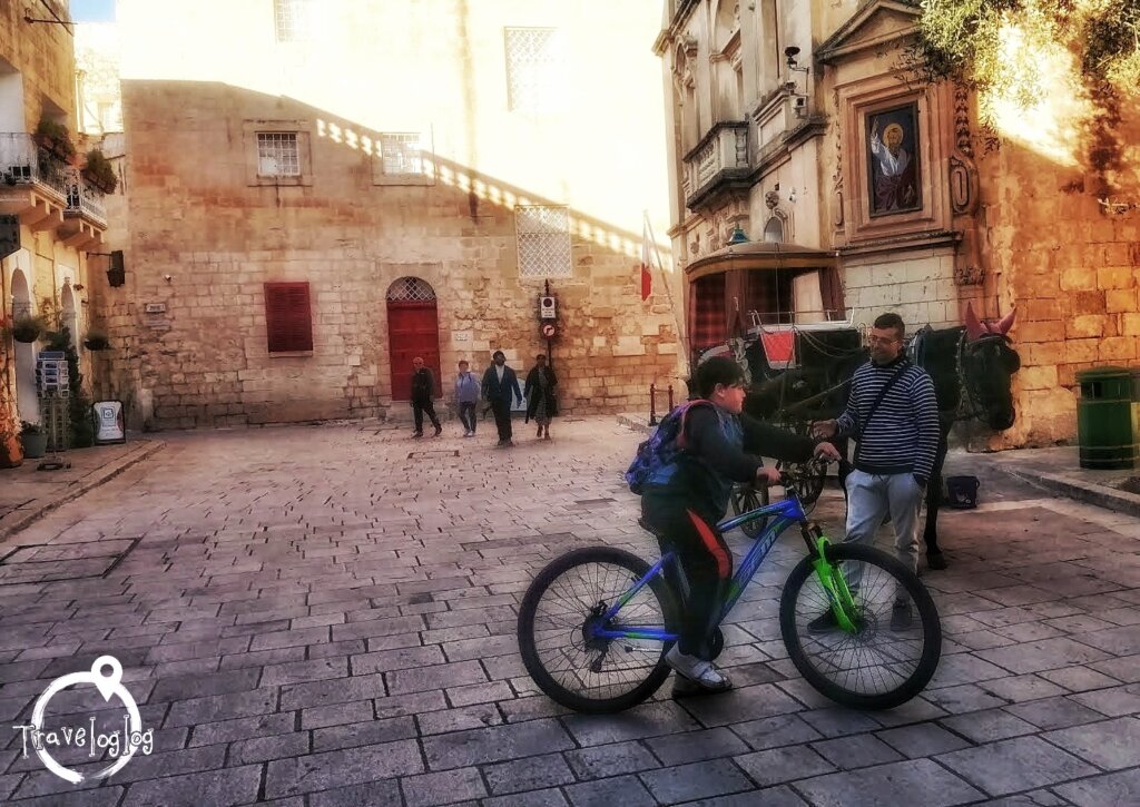 マルタ：自転車に乗る少年