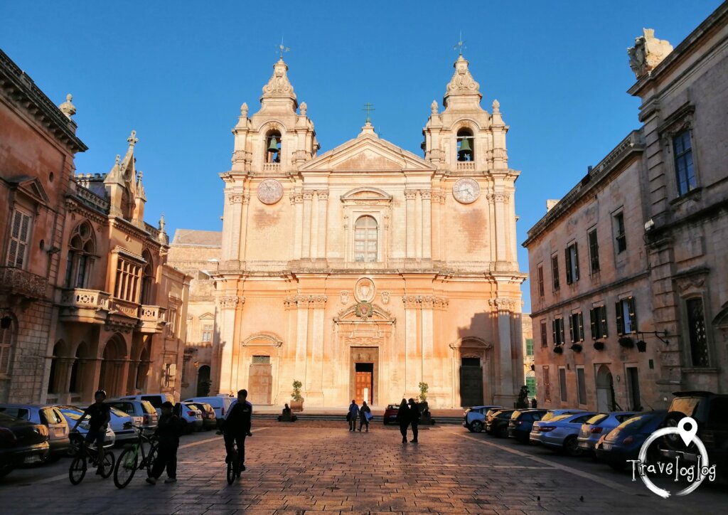 マルタ：教会と広場