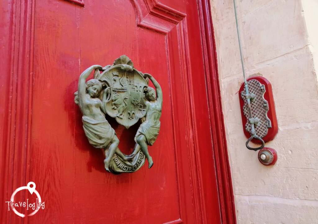 マルタ；赤い扉
