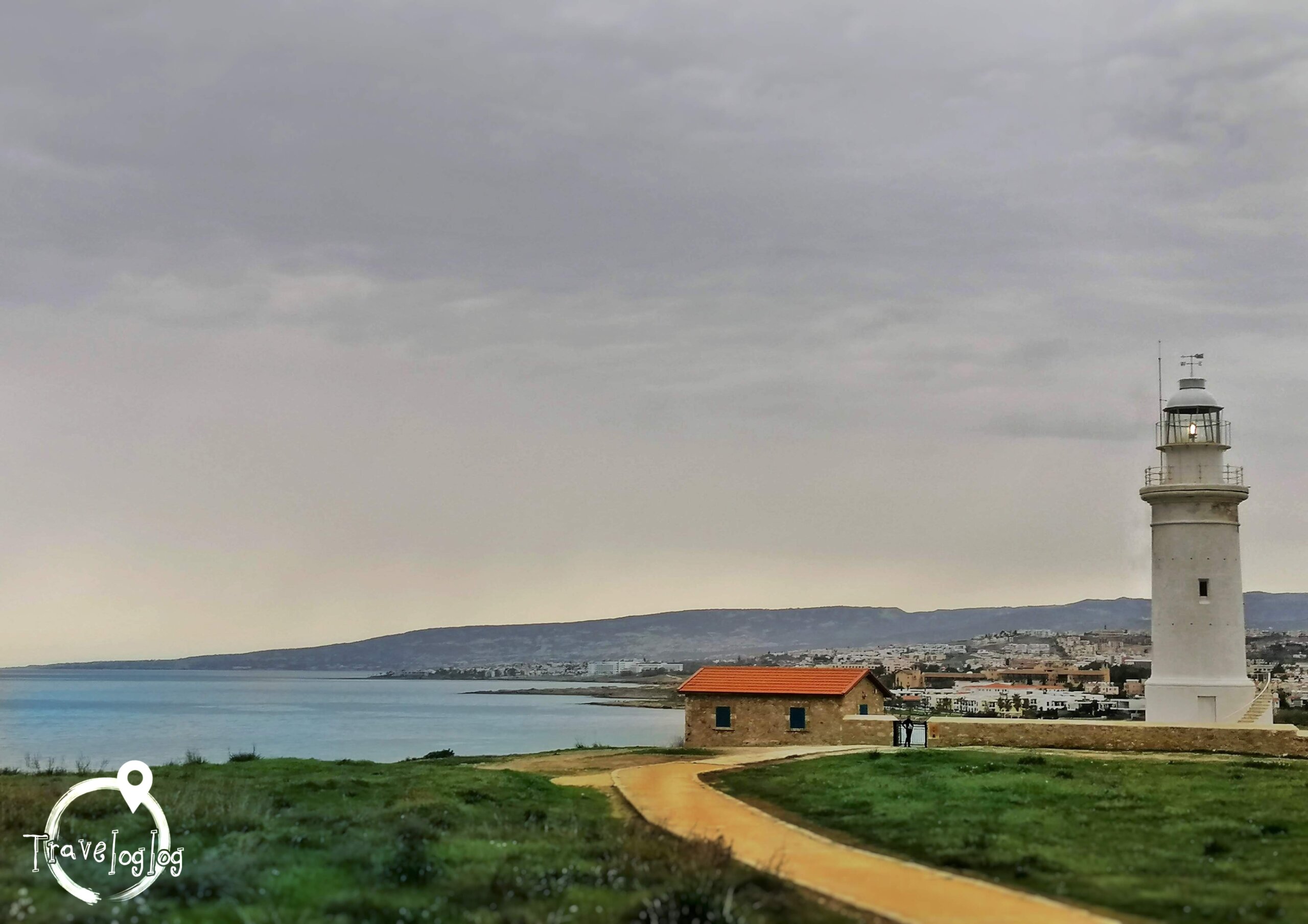 キプロス：くもり空の灯台