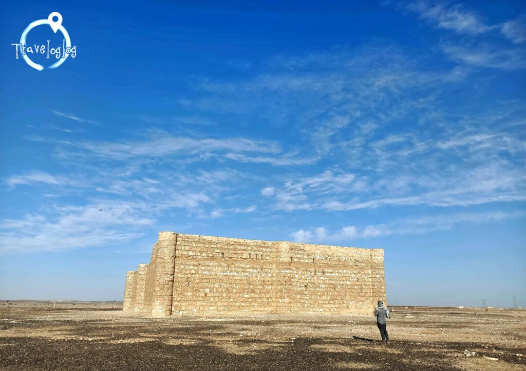 ヨルダン：青空と四角い遺跡