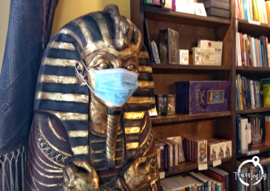 イギリス：ロンドンの占星術のお店のツタンカーメン像がマスクをしている