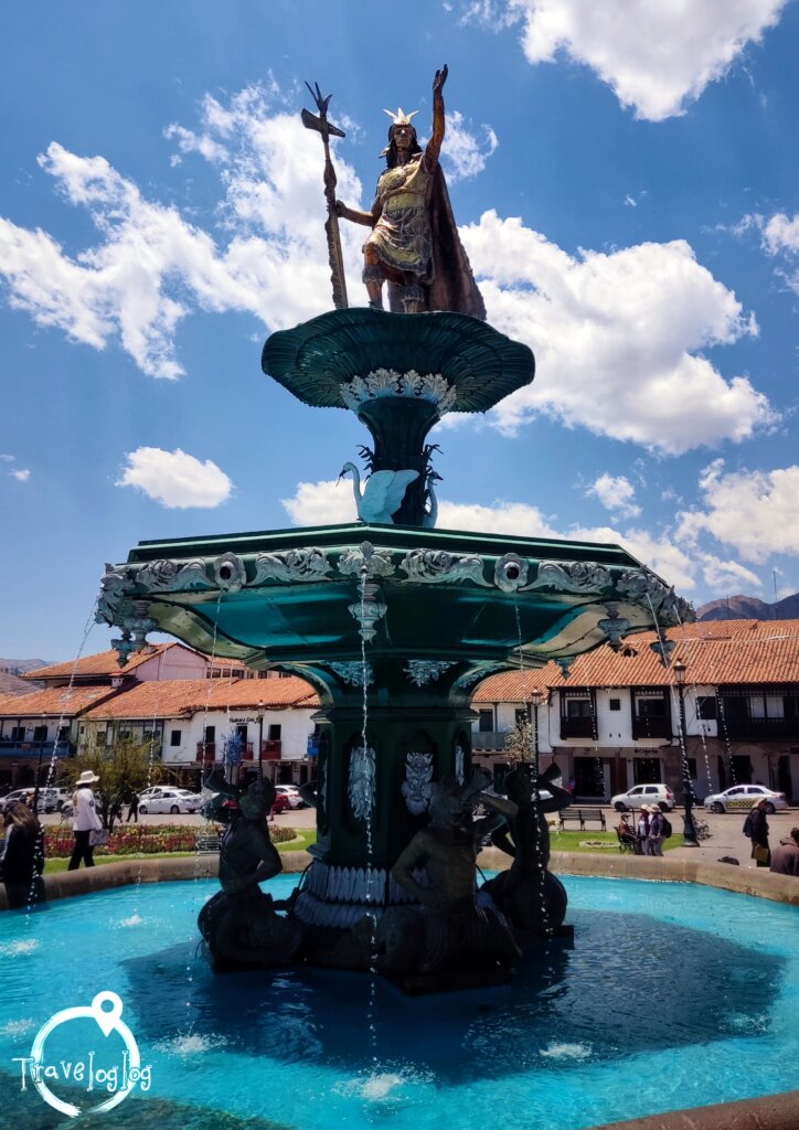 ペルー：クスコ：アルマス広場のパチャクテク像の噴水