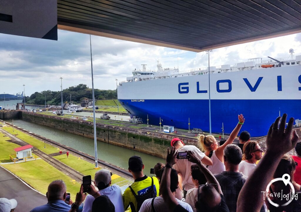 パナマ：運河を渡る巨大な船