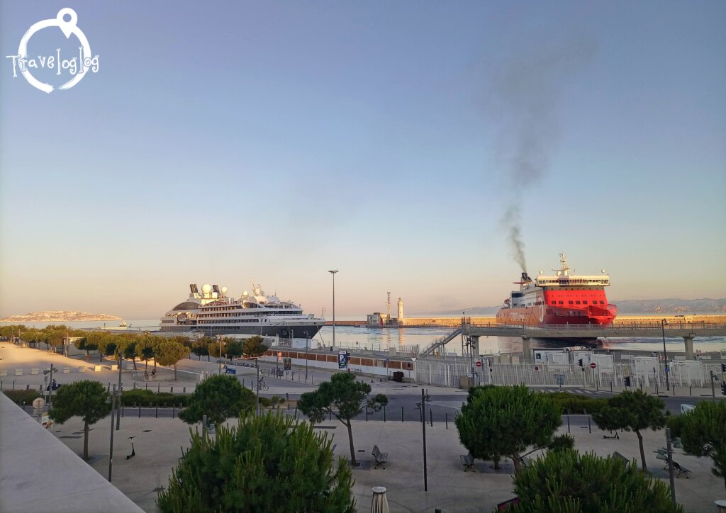 フランス：マルセイユ：煙を上げる船