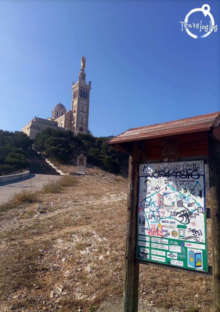フランス：マルセイユ：ノートルダム・ドゥ・ラ・ガルド寺院と案内看板