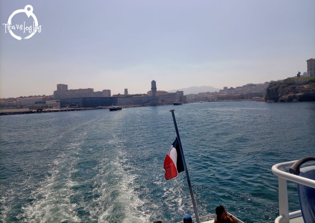 フランス：マルセイユ：シャトー・ディフ島に向かう船の国旗