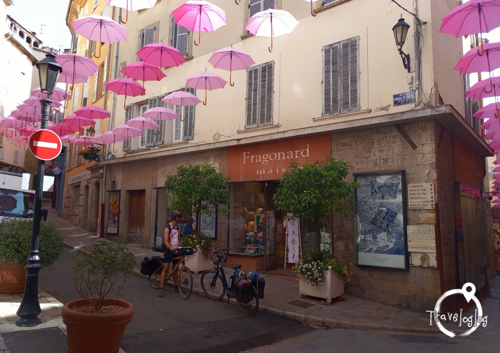 フランス：グラース：フラゴナールの前の通りの傘の道