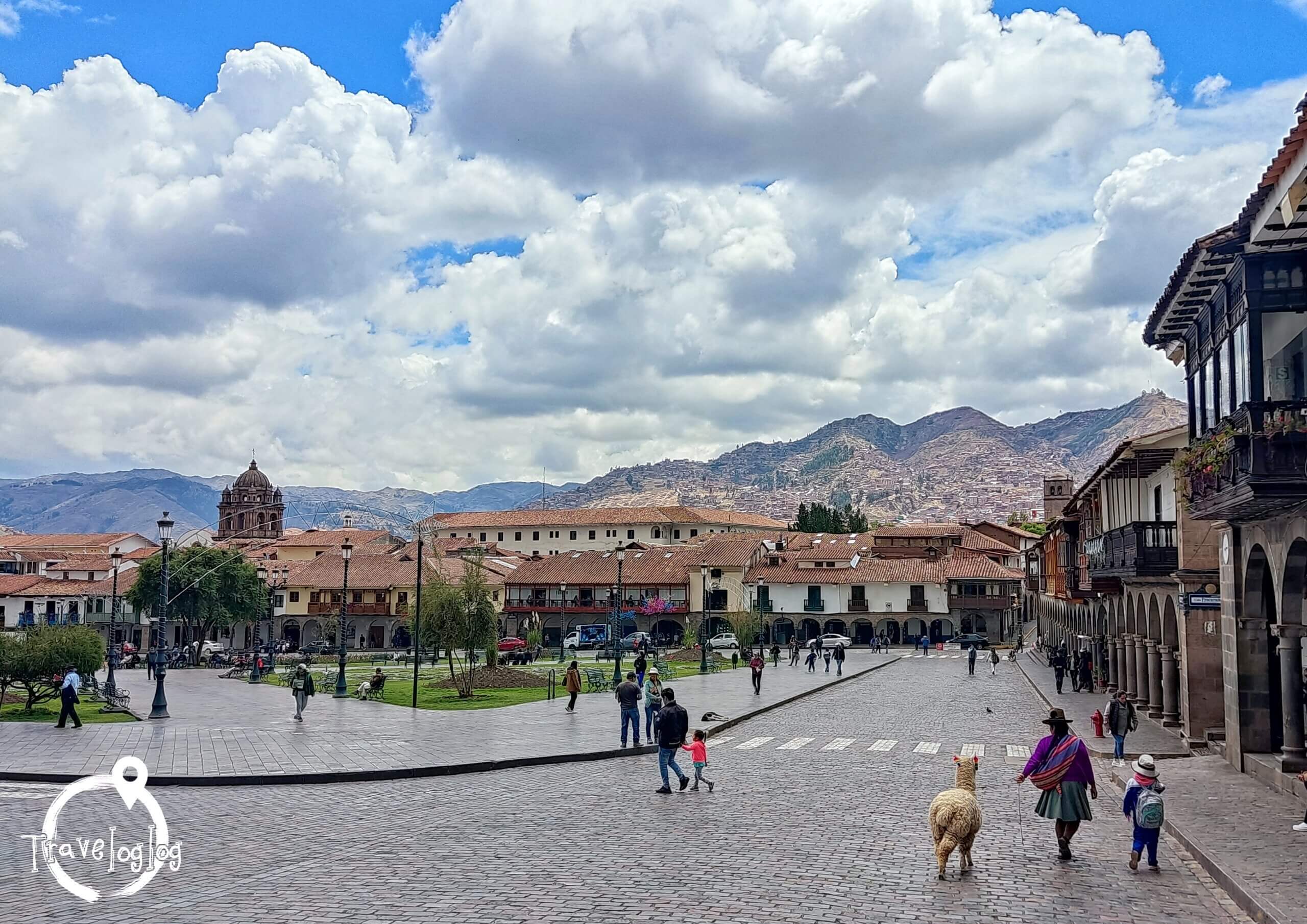 ペルー：クスコ：広場にてアルパカを引いて歩く女性