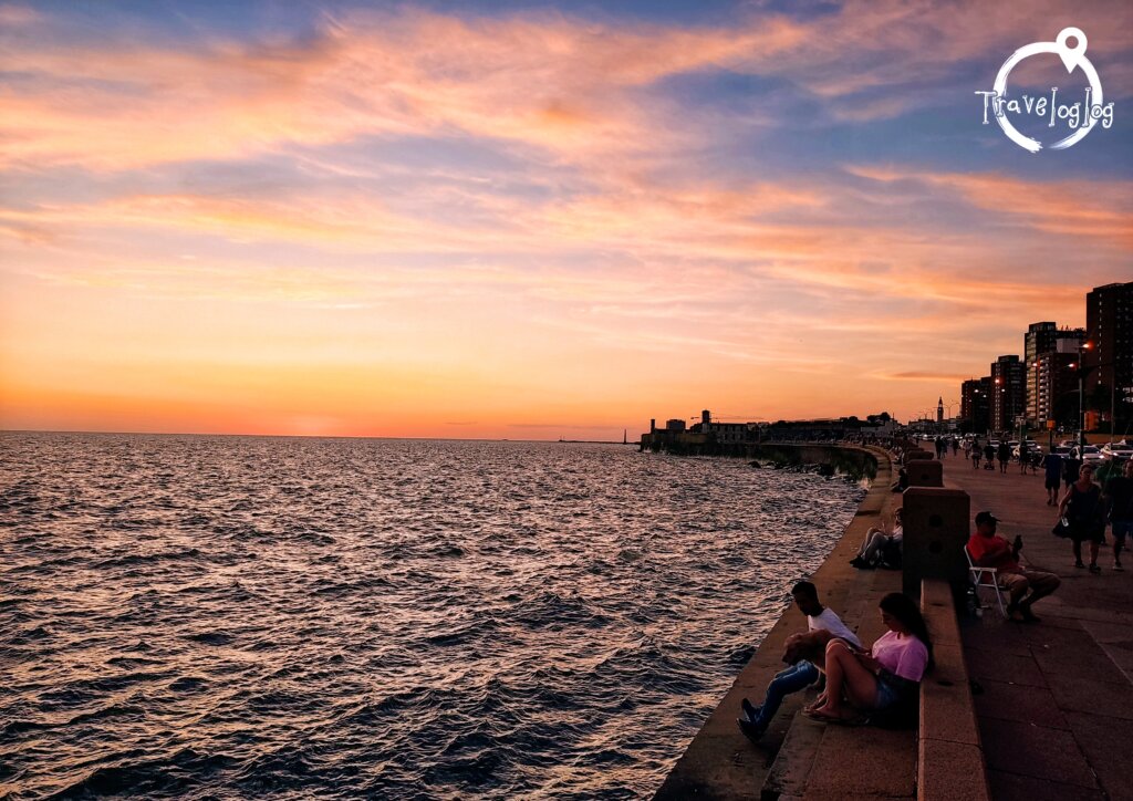 ウルグアイ：モンテビデオ：防波堤の夕日