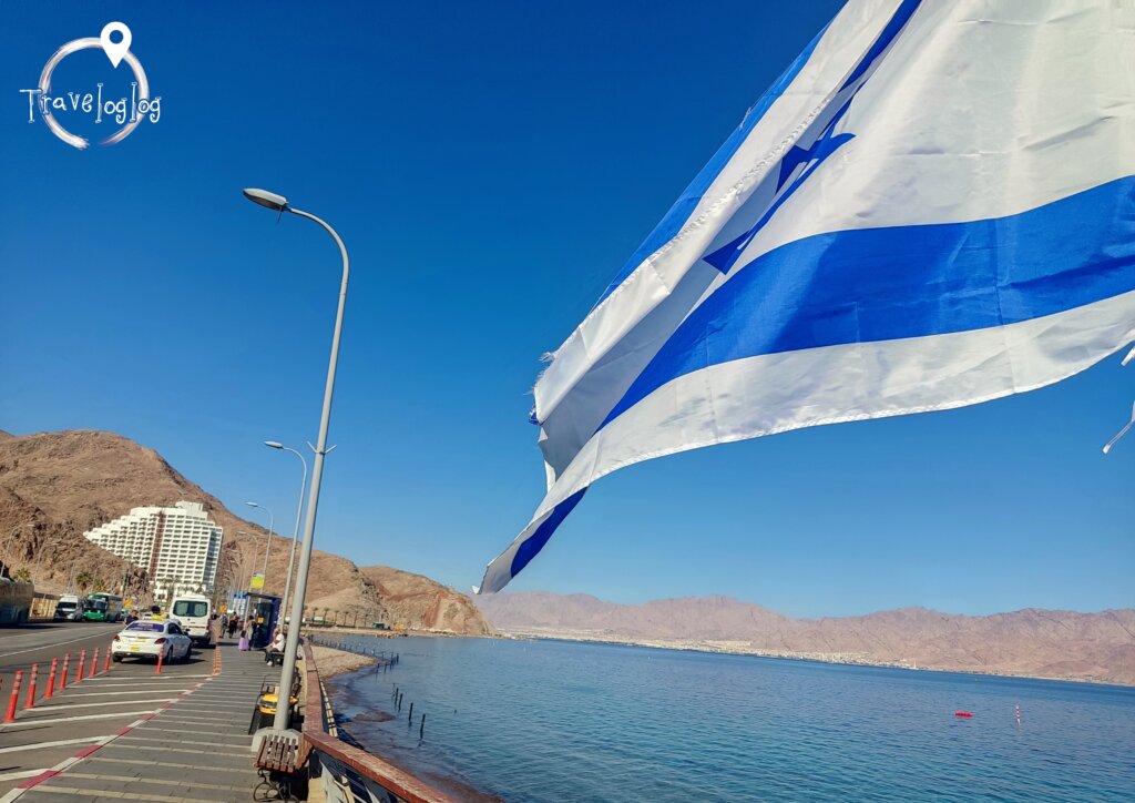 イスラエル：エイラート：静かな海と国旗