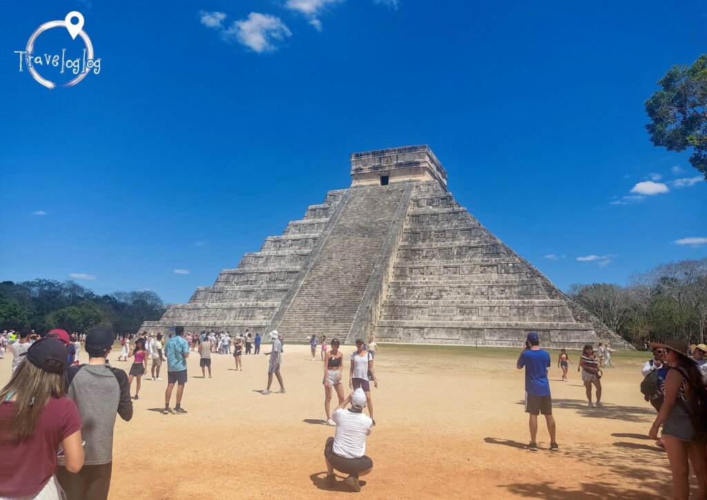 メキシコ：チェチェンイッツァ遺跡：写真を撮る観光客