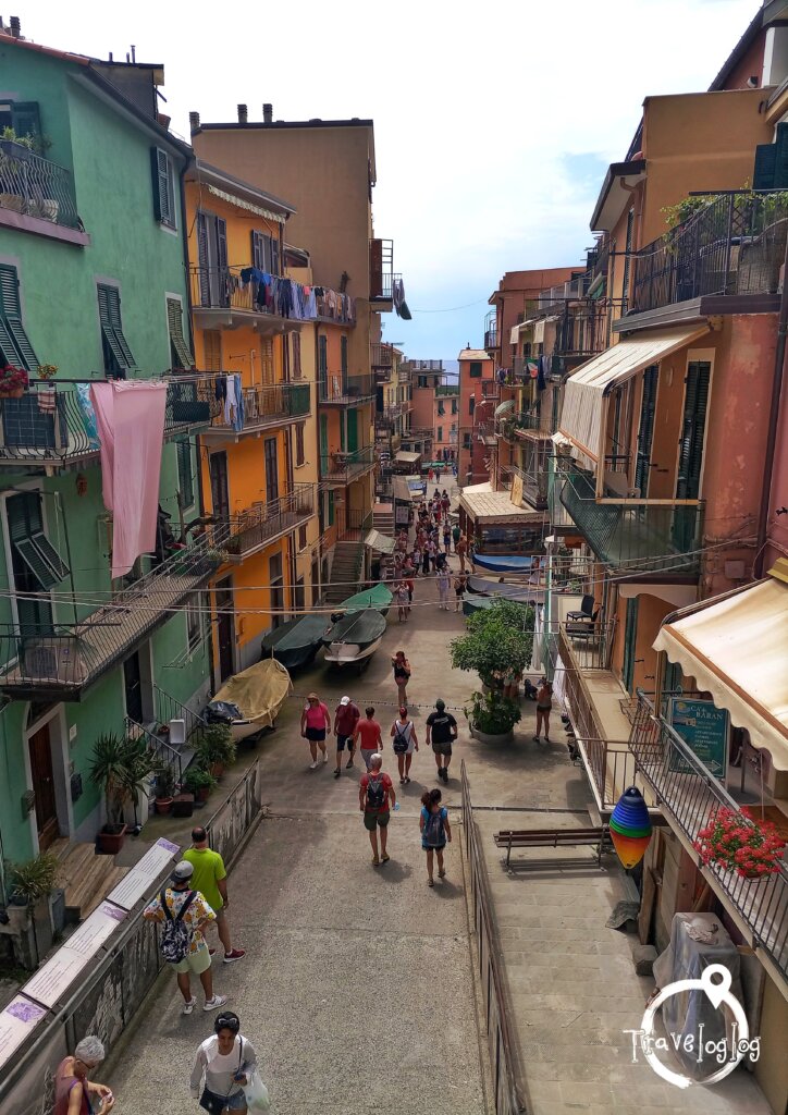 イタリア:マナローラ:カラフルな港の通り