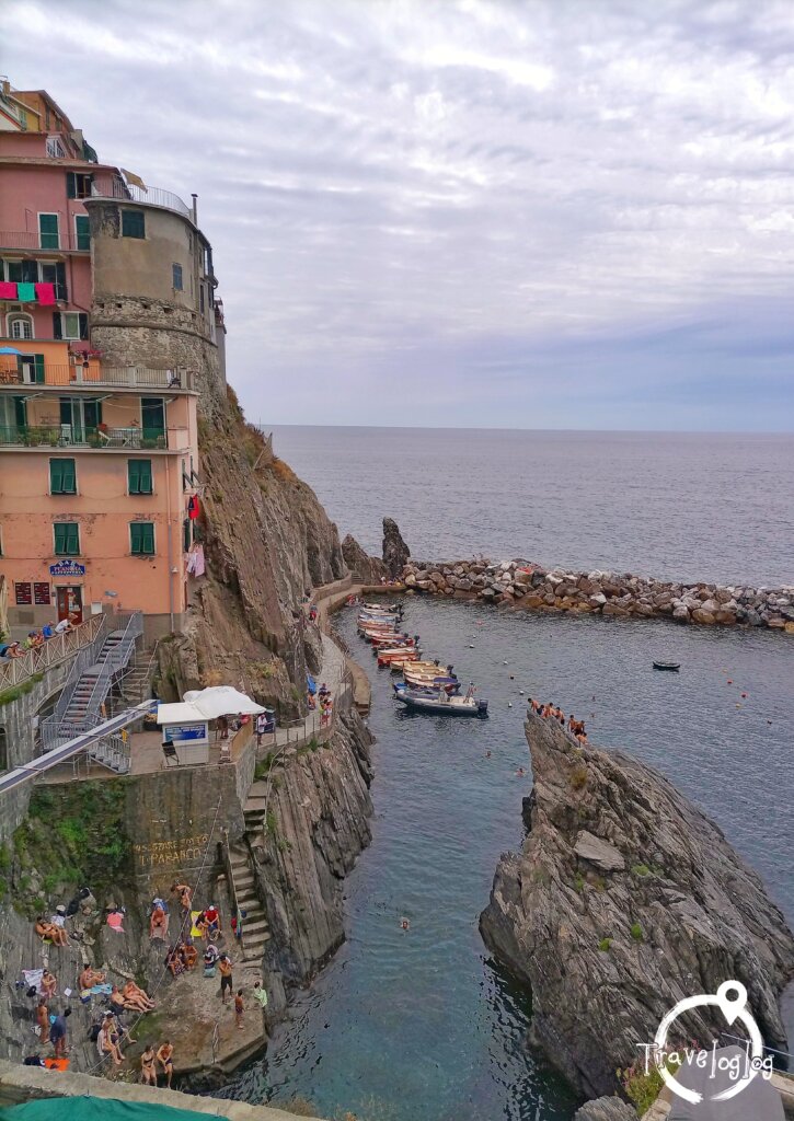 イタリア:マナローラ:海と海水浴客