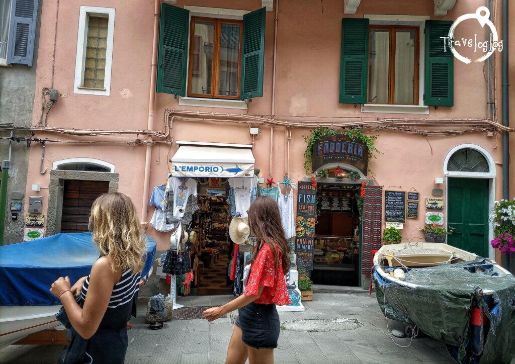 イタリア:マナローラ:土産物屋と美女