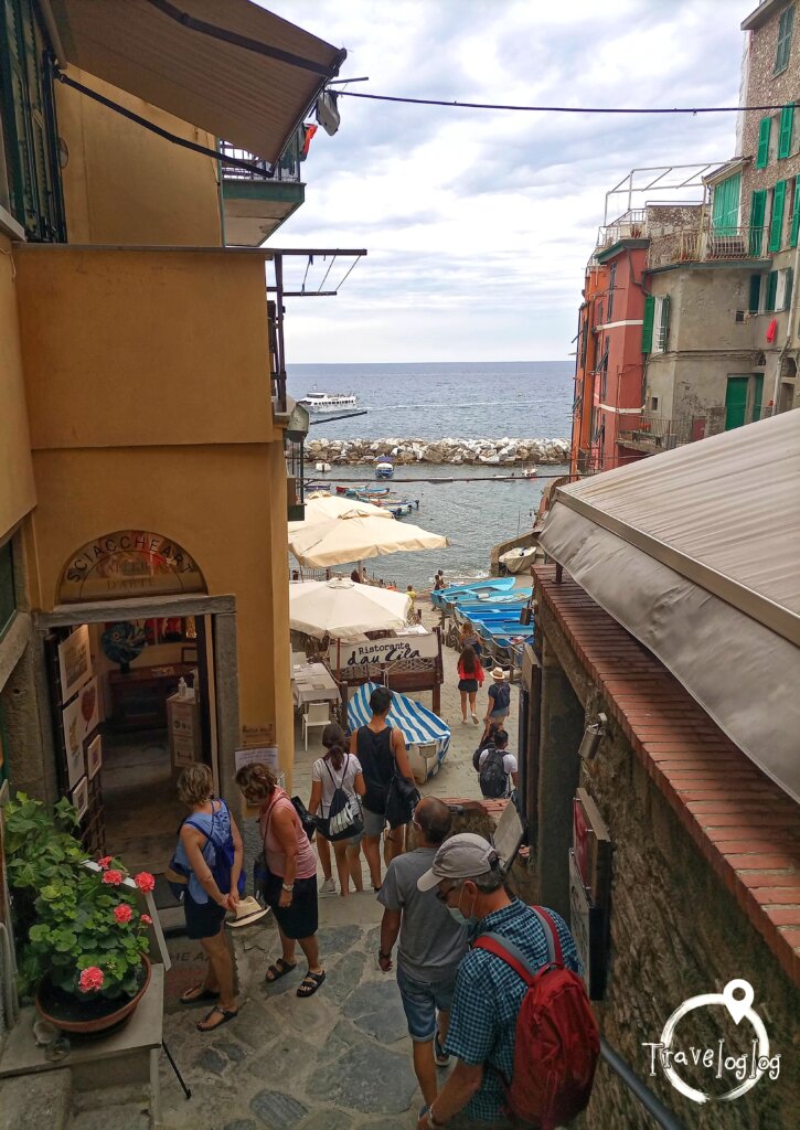 イタリア:リオマッジョーレ:海へ向かう観光客