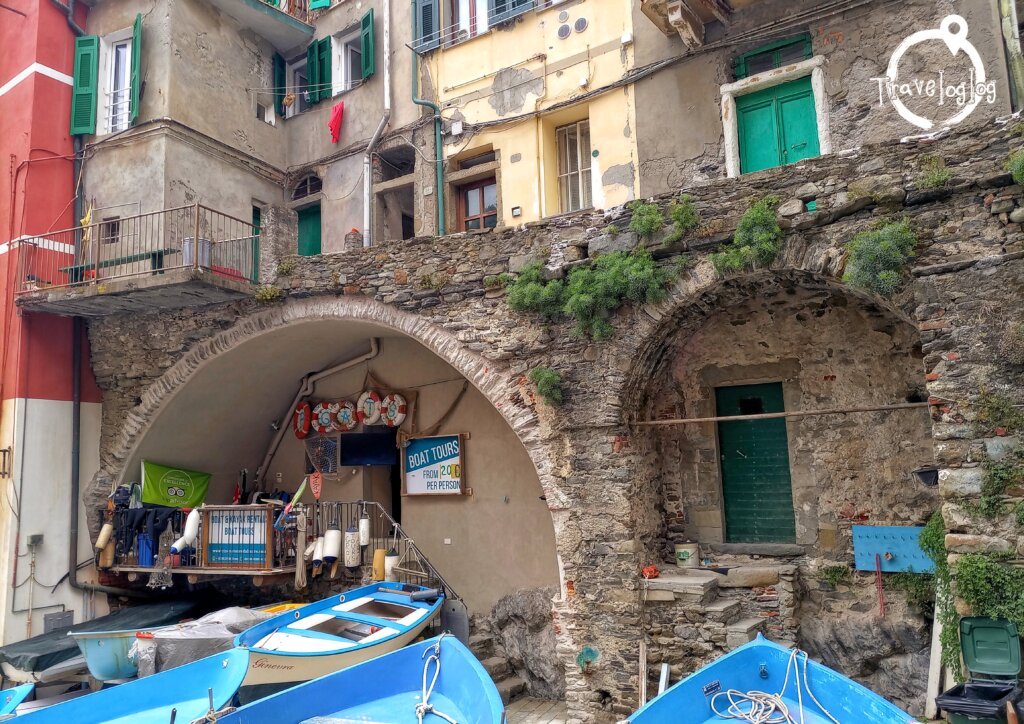 イタリア:リオマッジョーレ:橋を改造した住宅