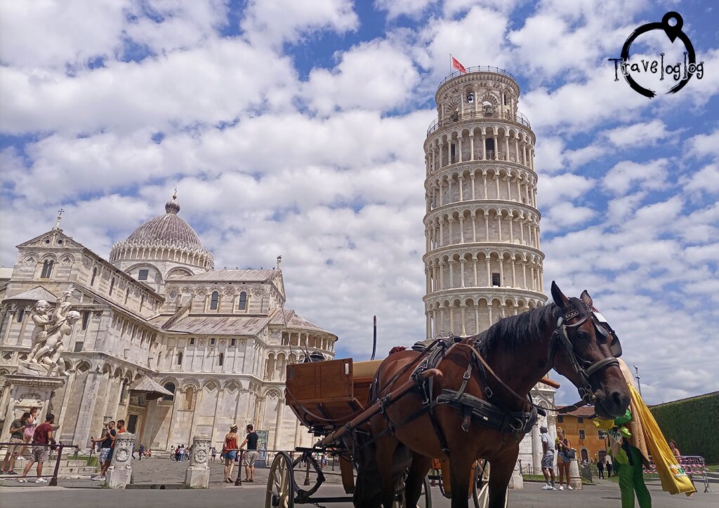 イタリア：ピサ：斜塔と馬車