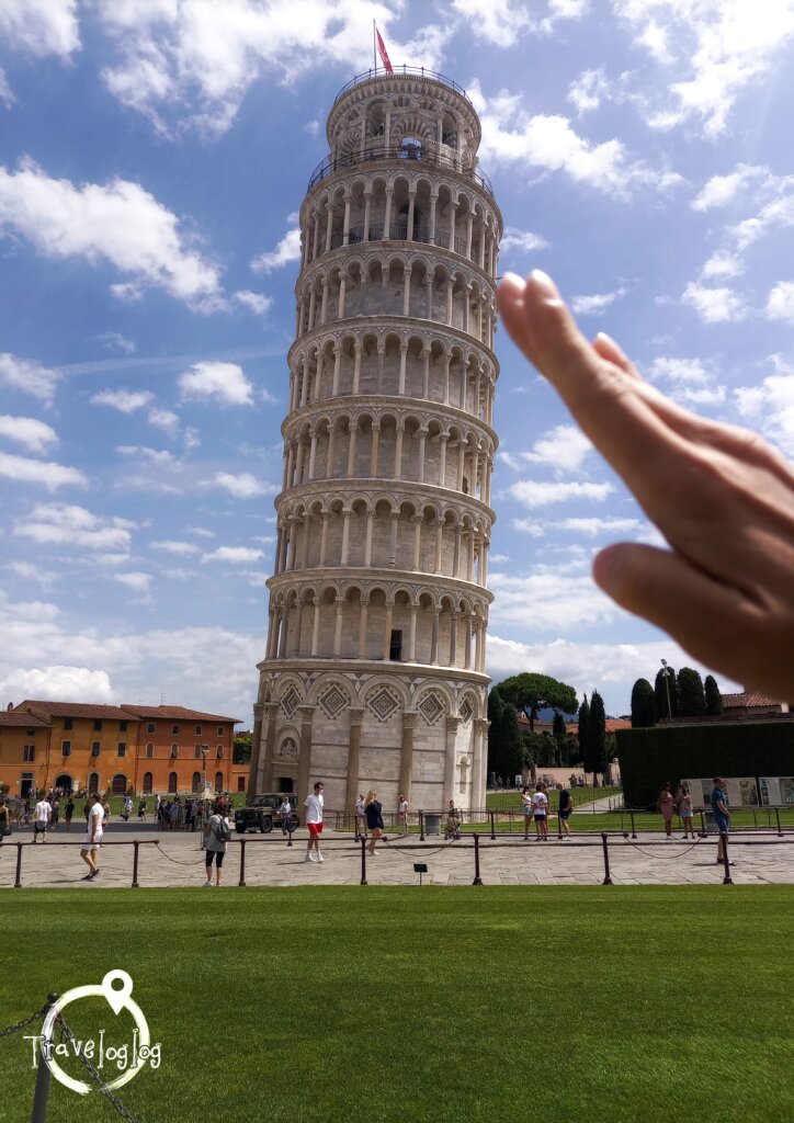 イタリア：ピサ：斜塔を手で支える