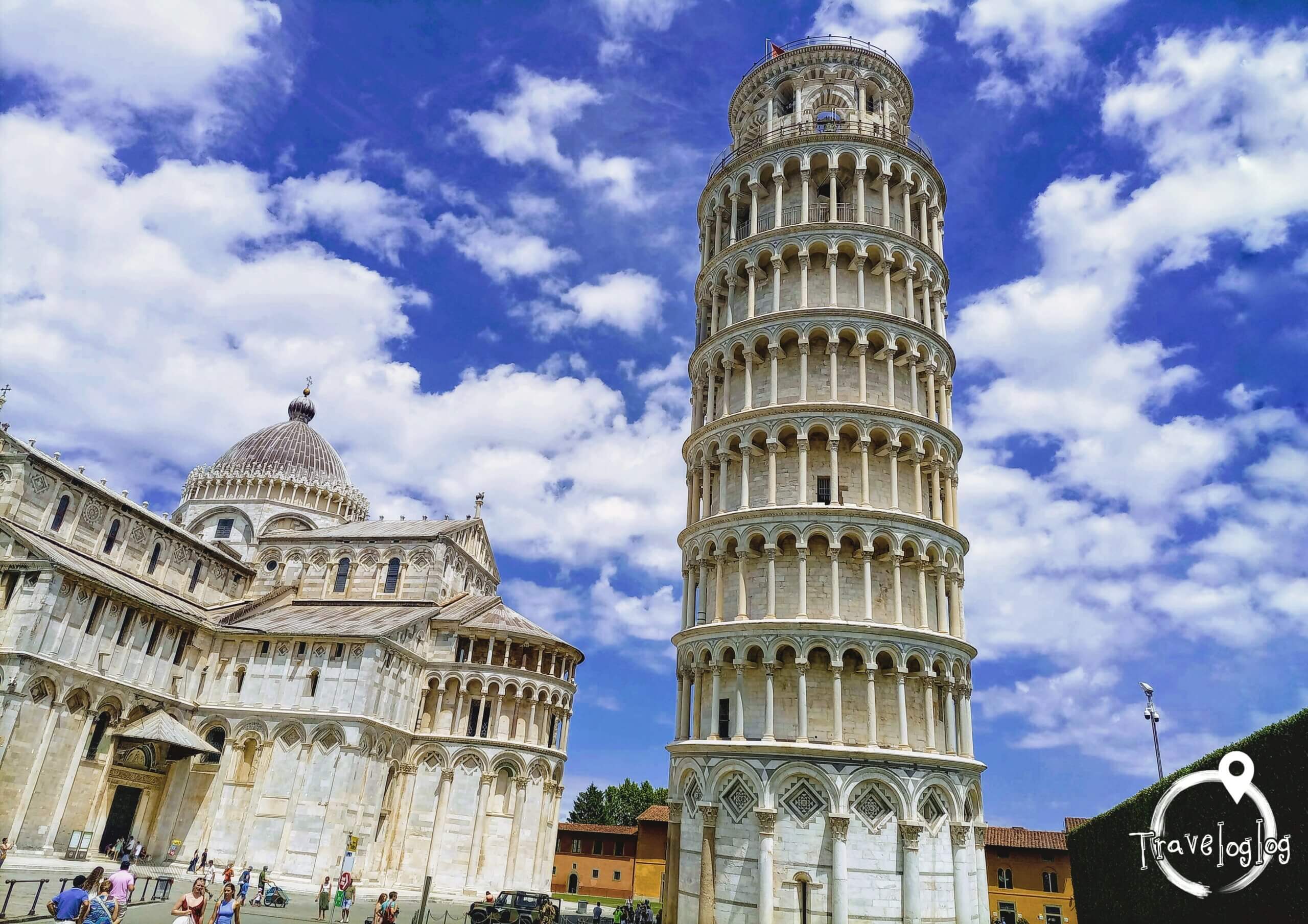 イタリア：ピサ：斜塔と青空
