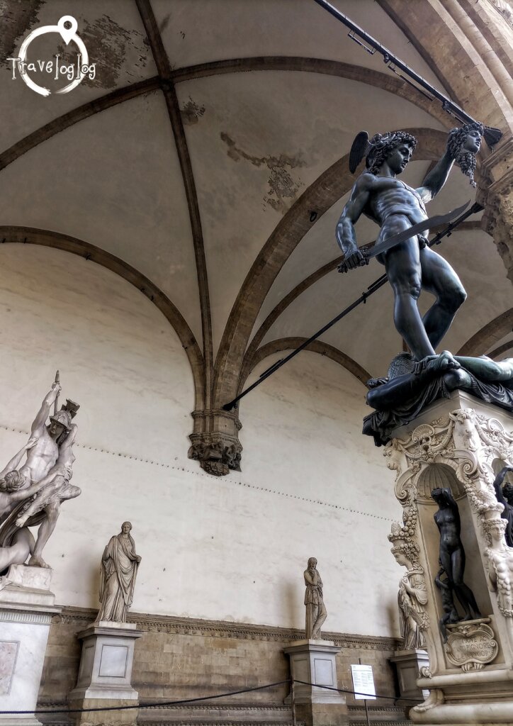イタリア：フィレンツェ：町の銅像