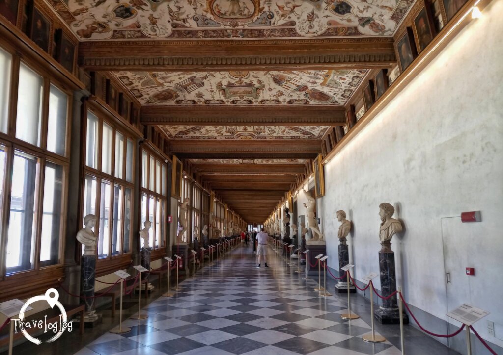 イタリア：フィレンツェ：ウフィツィ美術館：彫刻と天井画