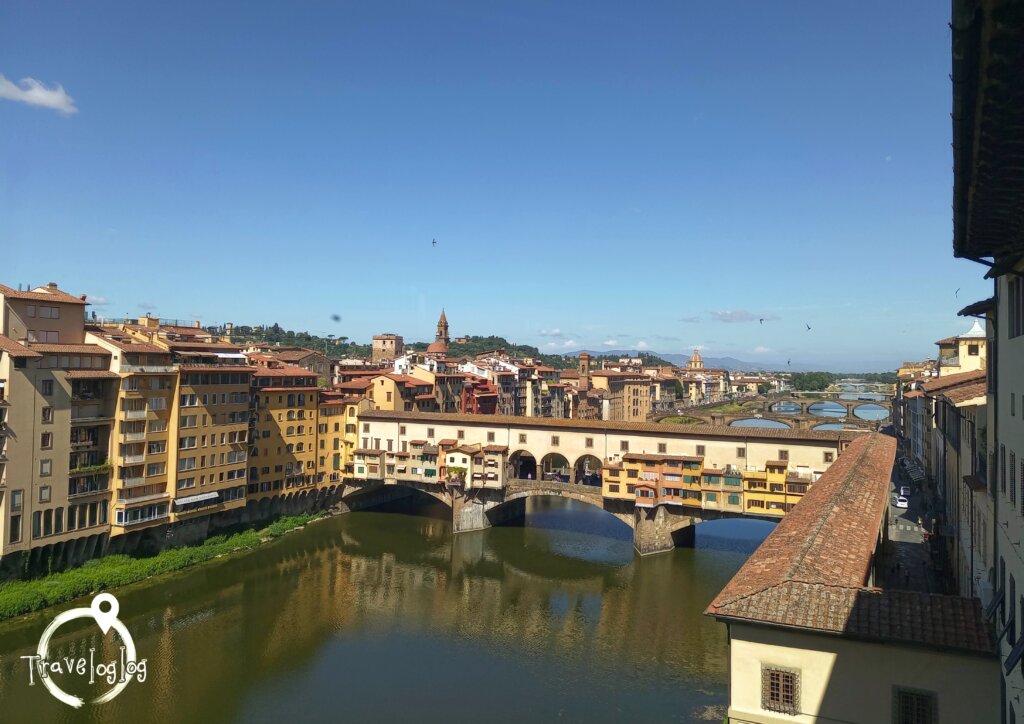 イタリア：フィレンツェ：ウフィツィ美術館から見たヴェッキオ橋