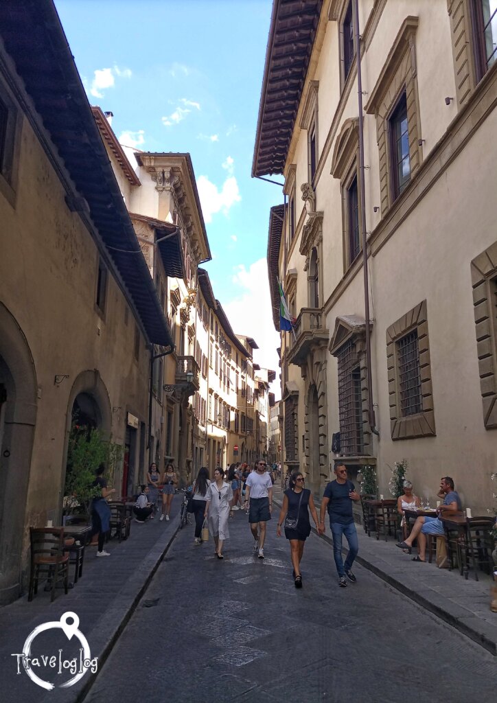 イタリア：フィレンツェ：路地と観光客