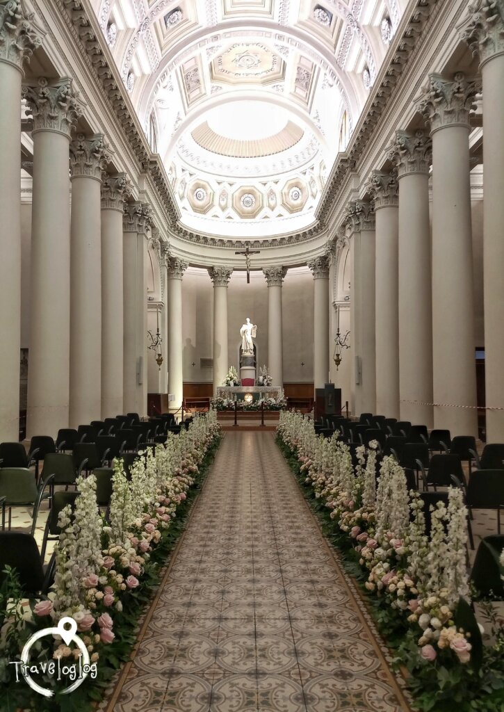 サンマリノ：綺麗に花の飾られた教会