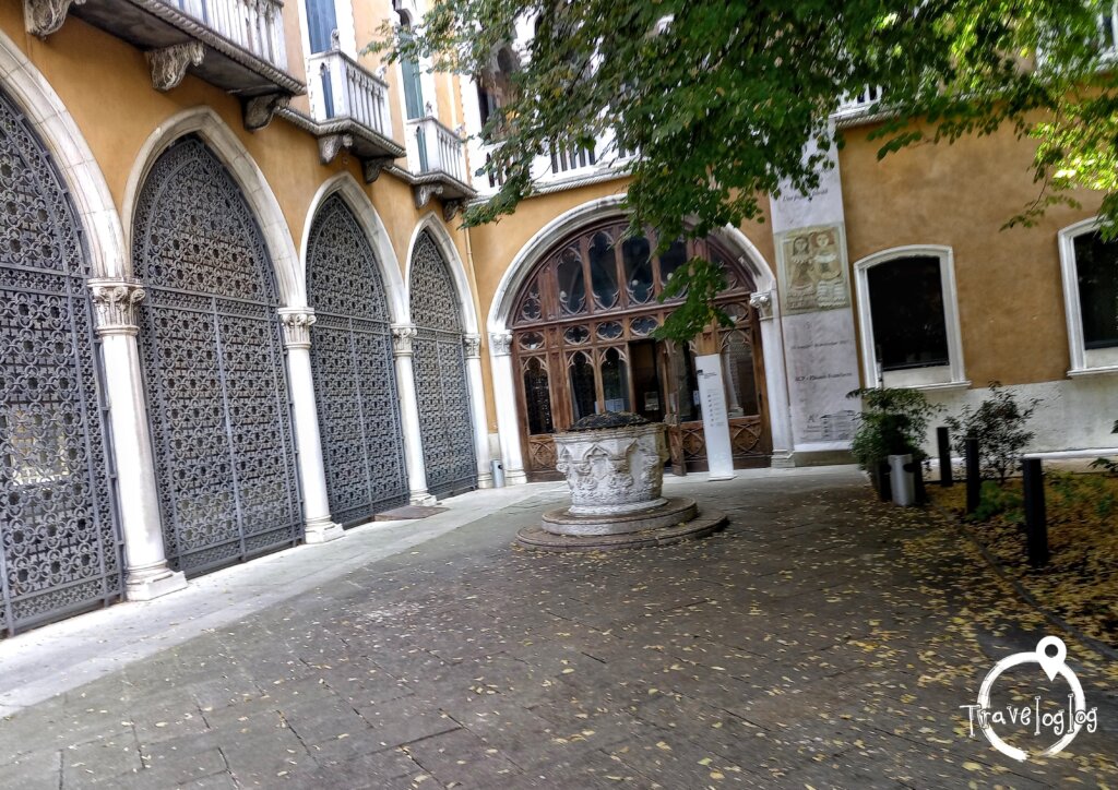 イタリア：ベネチア・アカデミア美術館の入り口