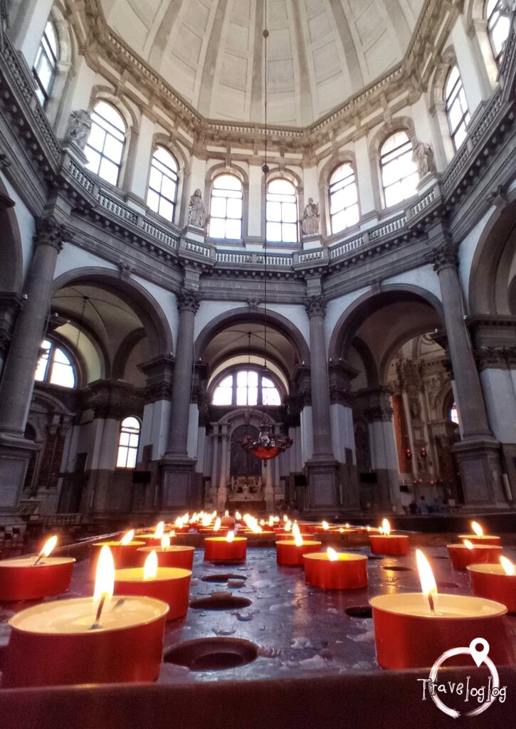 イタリア：ベネチア：教会の内装とロウソク